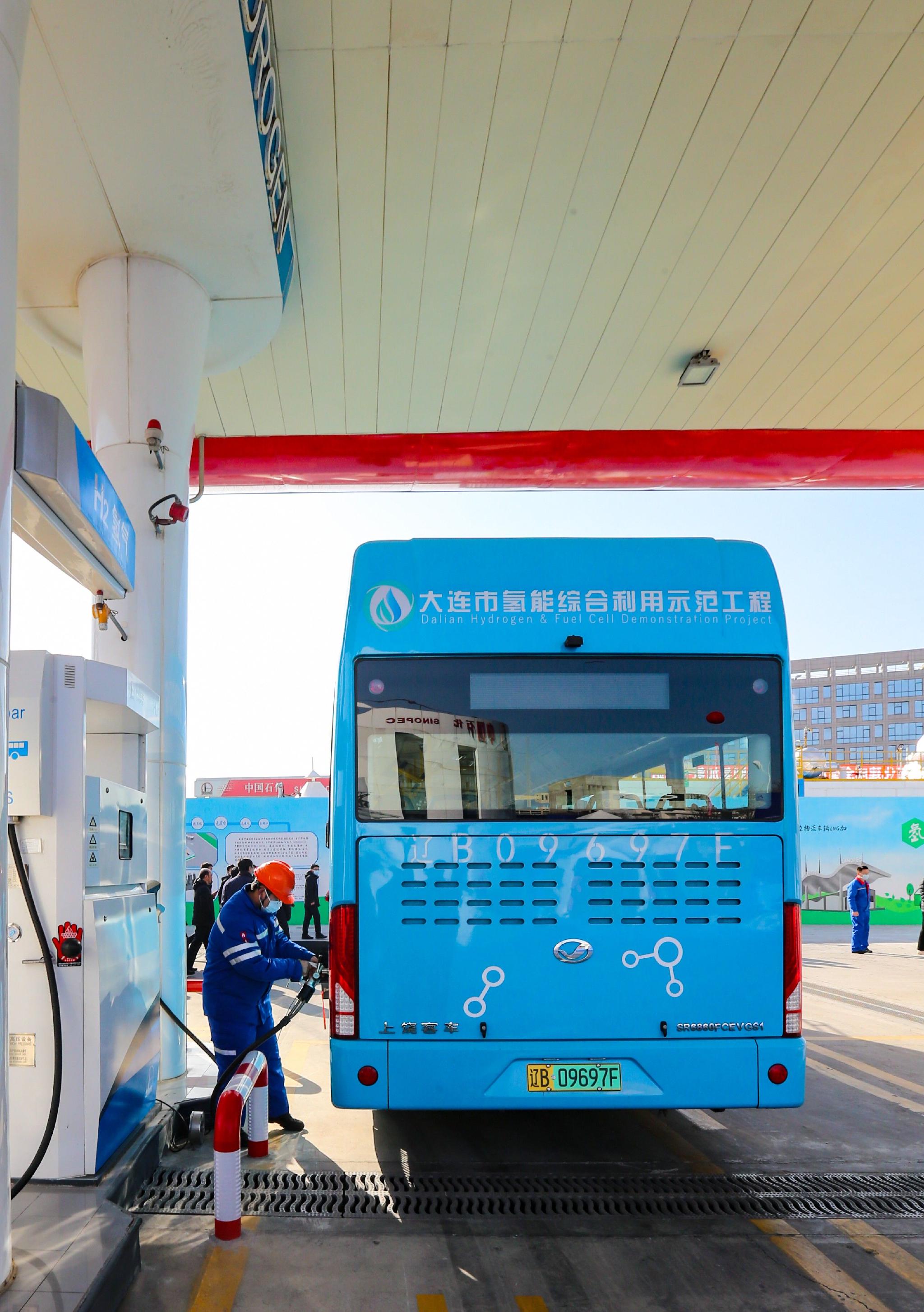 图:氢燃料电池公交车正在加氢.(向炎涛/摄)
