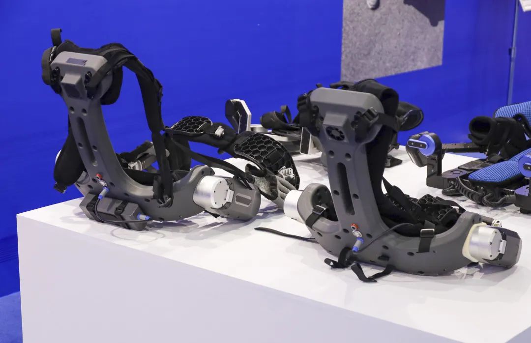 装备进阶已基本实现从简单的机械辅助该型单兵外骨骼机器人目前投入