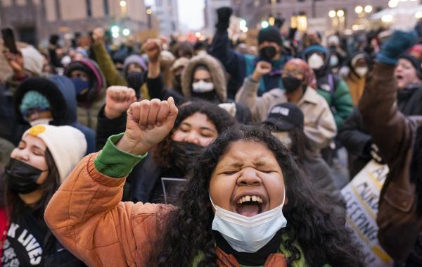 美国民众抗议22岁黑人男子阿米尔·洛克遭警察射杀.(资料图)