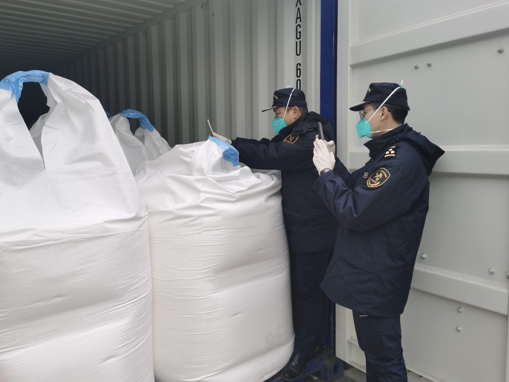 重庆海关所属渝州海关关员查验放行进口化肥.重庆海关供图