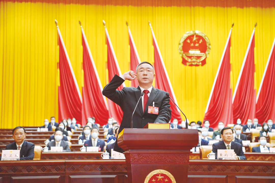 市十五届人大四次会议举行第三次全体会议 侯刚当选南宁市人民政府