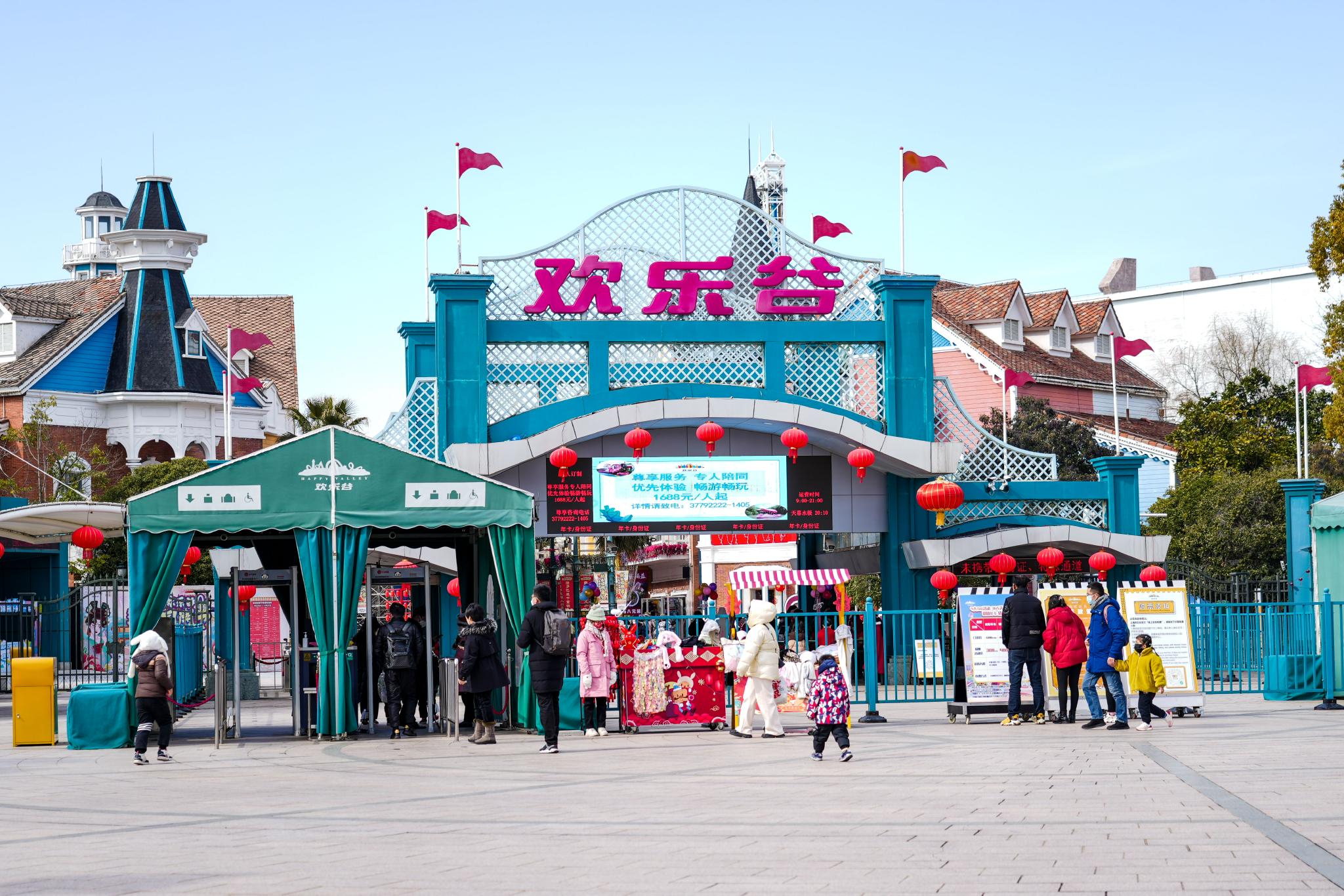 上海欢乐谷过山车一个月内两次故障,游客滞留空中达十分钟