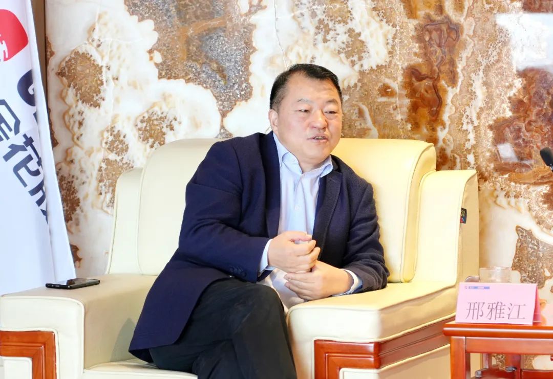 姜忠洲副行长对邢雅江董事长的热情接待表示感谢,并简要介绍了齐商