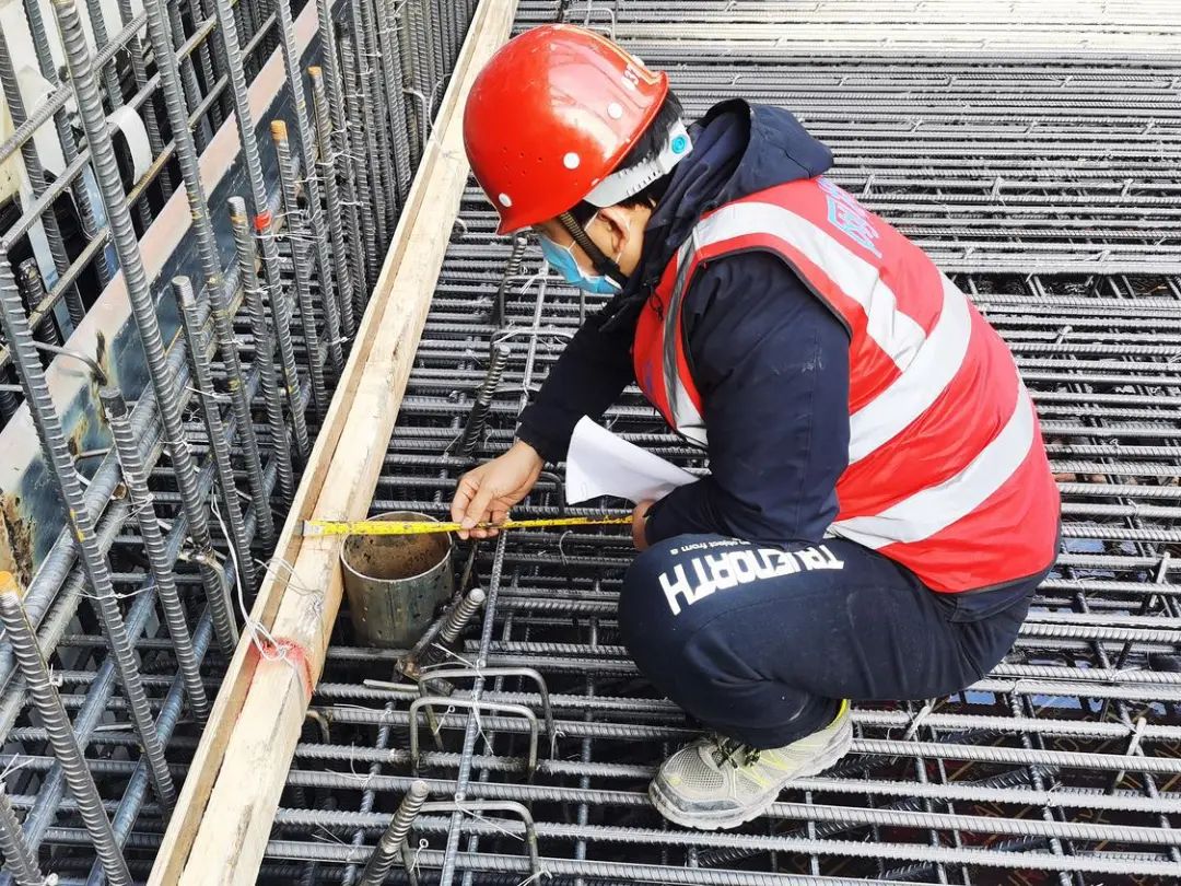 在佛山地铁4号线科技西路站工地上,施工人员正在测量钢筋笼的施工尺寸