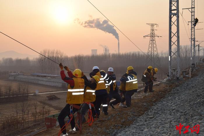 张唐铁路团遵联络线接触网施工进入架线调整阶段