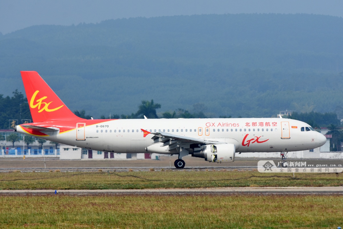 图为北部湾航空新引进的a320客机抵达南宁吴圩国际机场.