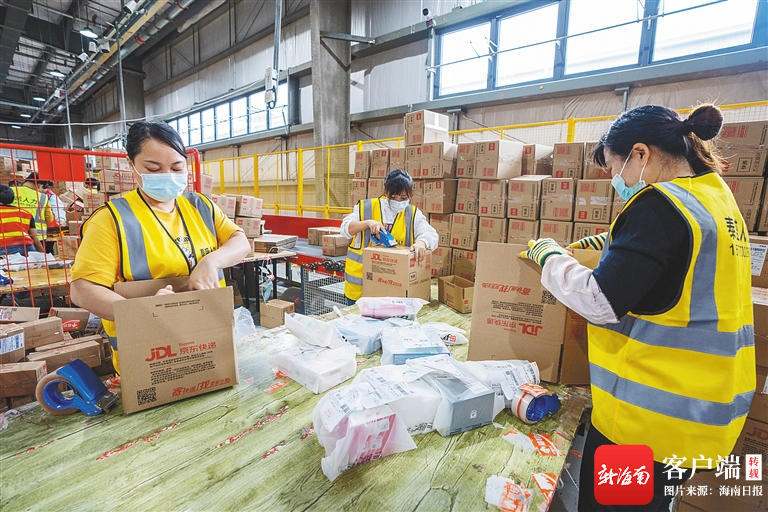 在京东亚洲一号澄迈智能物流园区内,工作人员在打包包裹.阮琛 摄