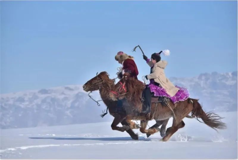 姑娘追（新疆人谈恋爱，也能和马有关联）。来源：布尔津县融媒体中心