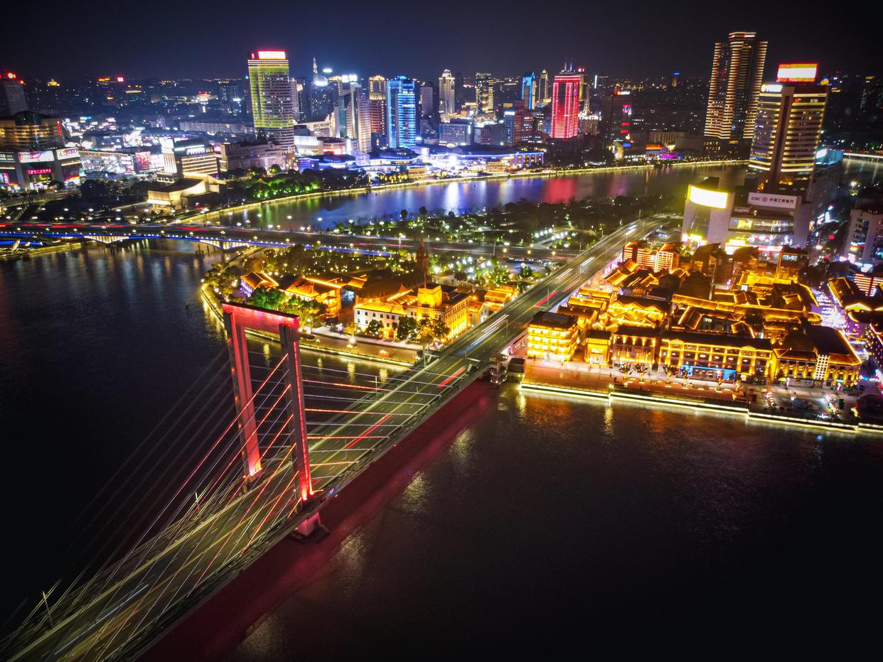 这是2月15日拍摄的宁波老外滩步行街夜景(无人机照片).