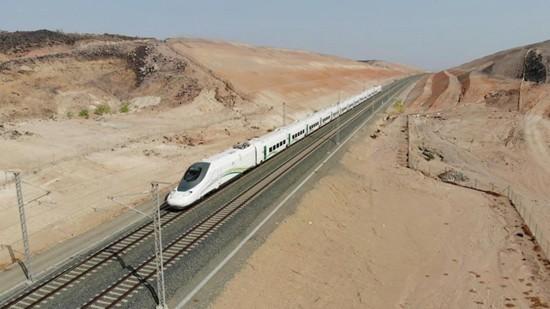 高速列车飞驰在中铁十八局集团参建的沙特阿拉伯麦麦高铁戈壁段.