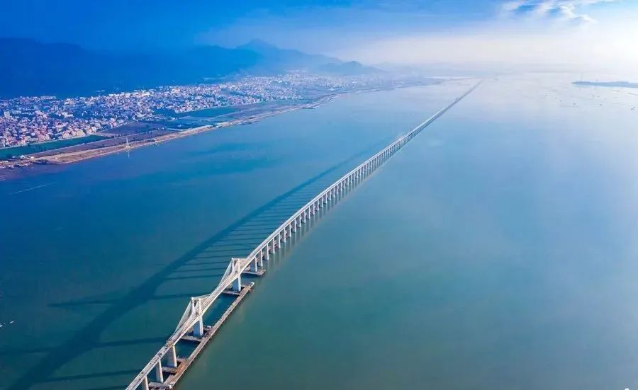 我国首条跨海高铁——福厦高铁湄洲湾跨海大桥.何卫东 摄