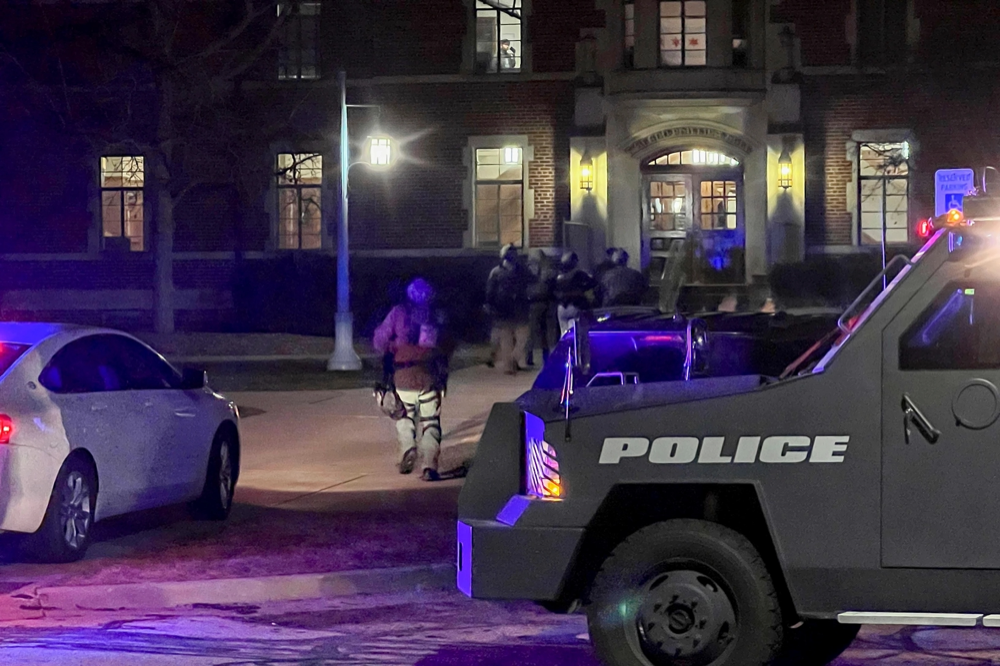 ↑密歇根州立大学枪击事件后，警方在进行调查