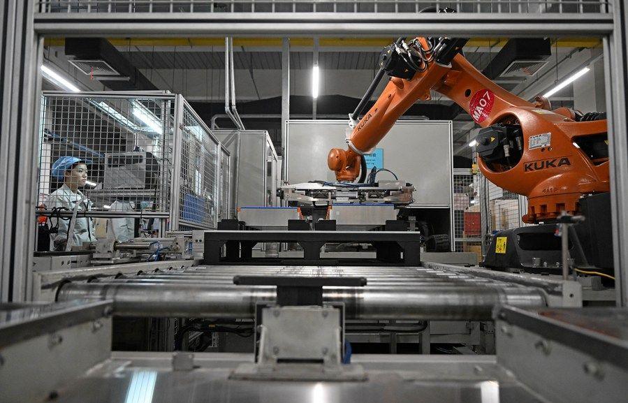 2月8日,在天津力神电池股份有限公司动力电池生产车间,自动化机械设备