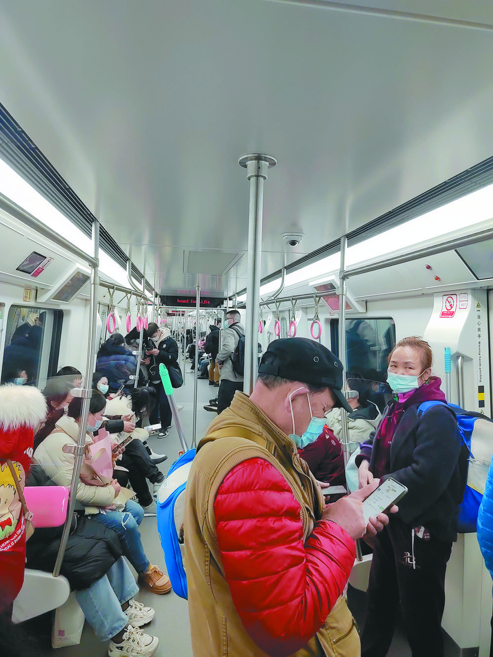14日下午接近5点时，国博线列车行驶至欢乐谷站的客流。