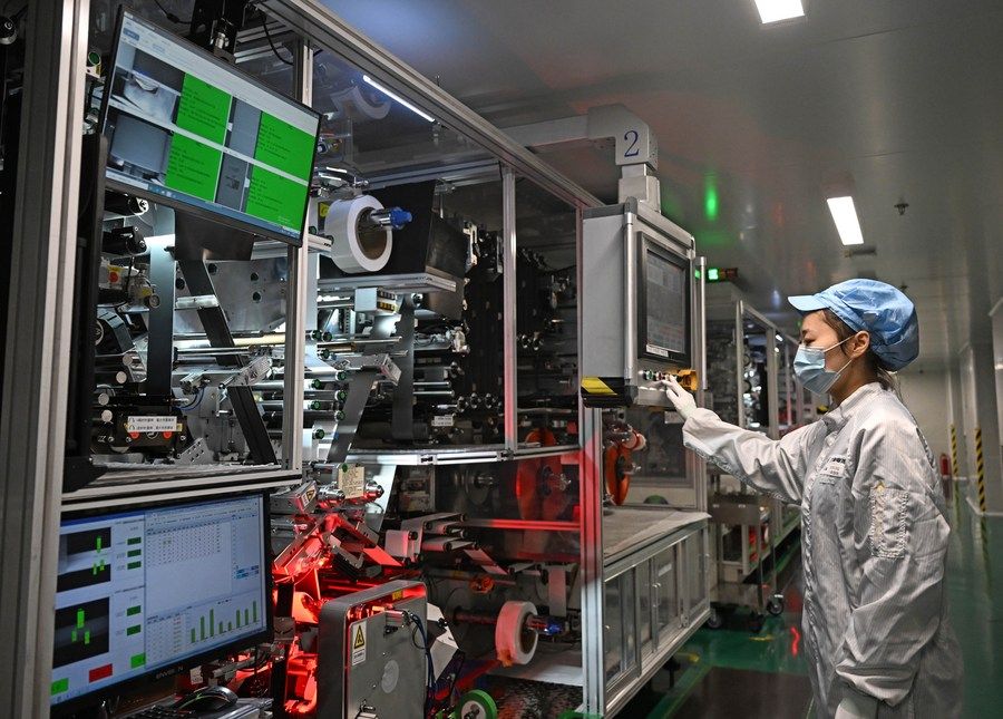 2月8日,天津力神电池股份有限公司员工在动力电池生产车间工作.