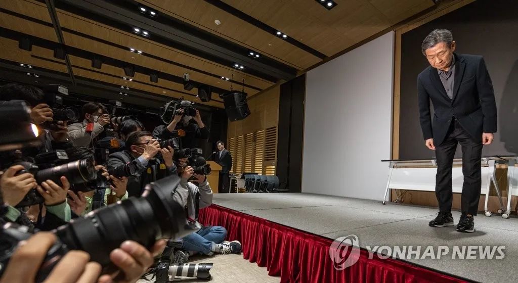 图：LG Uplus首席执行官Hwang Hyeon-sik就数据泄露和网络中断公开道歉。来源：YONHAP。