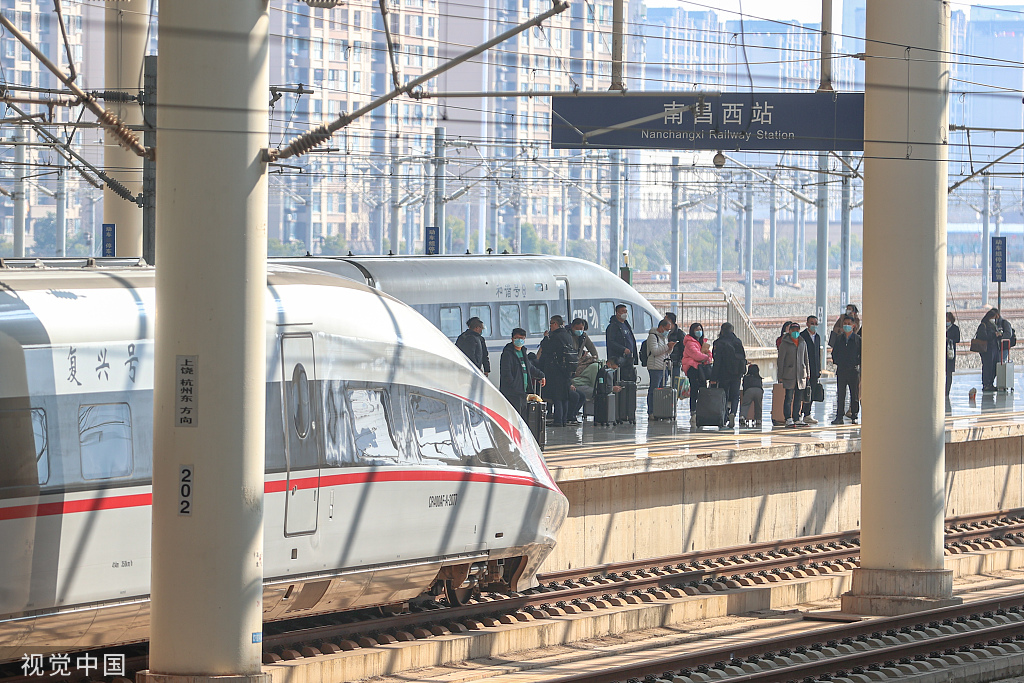2月15日,江西南昌西站,旅客们在站台上候车.(图源:视觉中国)