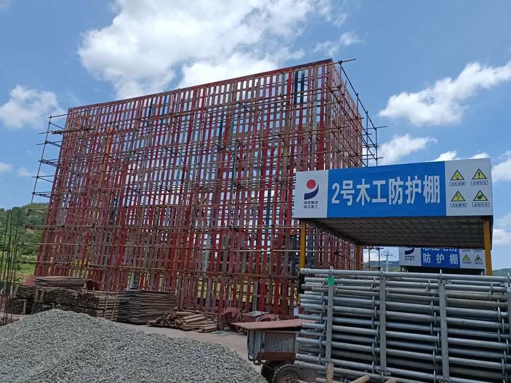其中1号塔吊使用半径范围内存在变压器及高压线,周围无任何安全防护