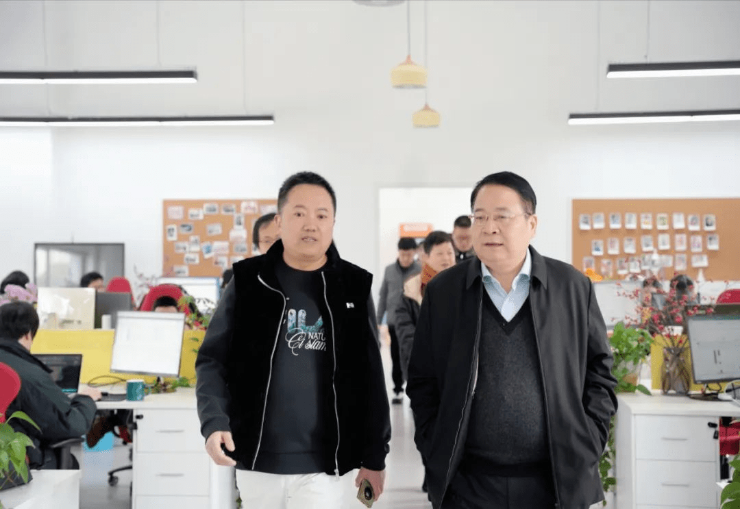 　　左:店+创始人 龙井 右:临平区委书记 陈如根