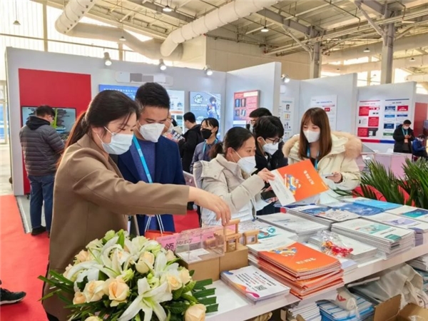 　　方正电子产品有奖体验活动吸引众多观众参与