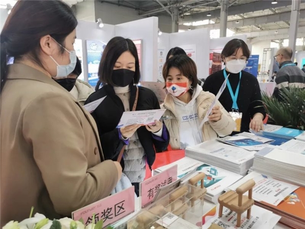 　　方正电子产品有奖体验活动吸引众多观众参与