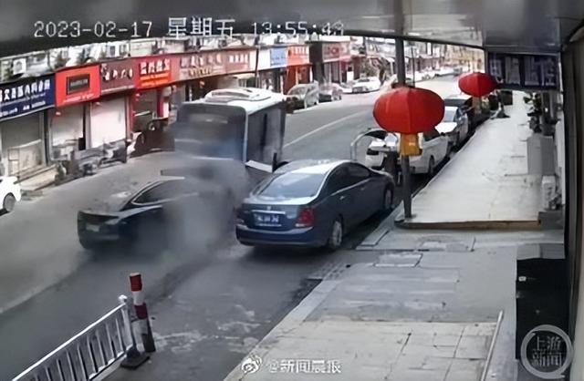特斯拉飞速追尾公交 车头被撞稀烂,市民破窗救援
