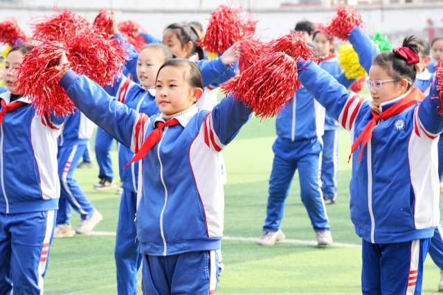 程学虎 摄2月17日,河北省邯郸市广平县广平小学学生在大课间练习览膊