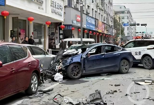 特斯拉飞速追尾公交 车头被撞稀烂,市民破窗救援