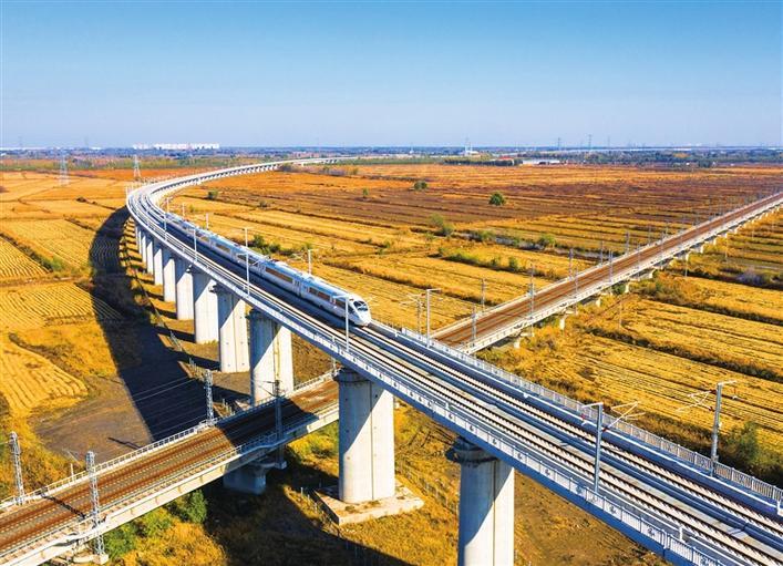 动车组列车行驶在京滨城际铁路宝坻至北辰段.