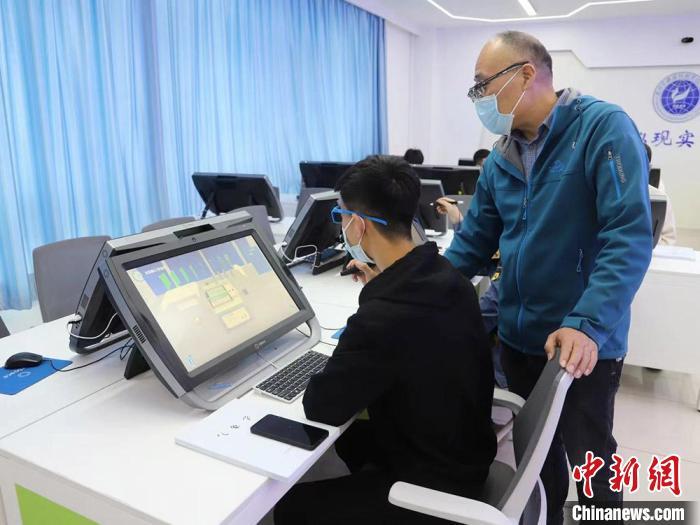 "通过开发虚拟现实资源应用于教学实践,搭建虚拟现实仿真课堂,学生