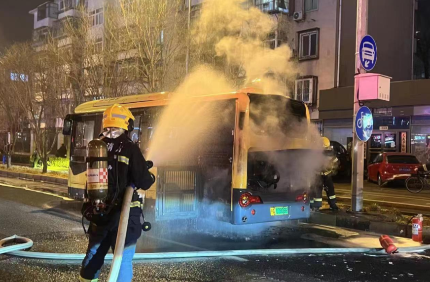 北京晚高峰一公交车起火司机主动让道消防4分钟即达