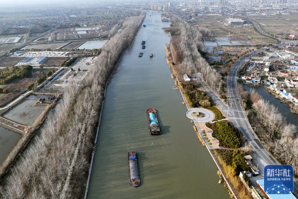 2月16日,货船行驶在京杭大运河江苏宝应段(无人机照片).