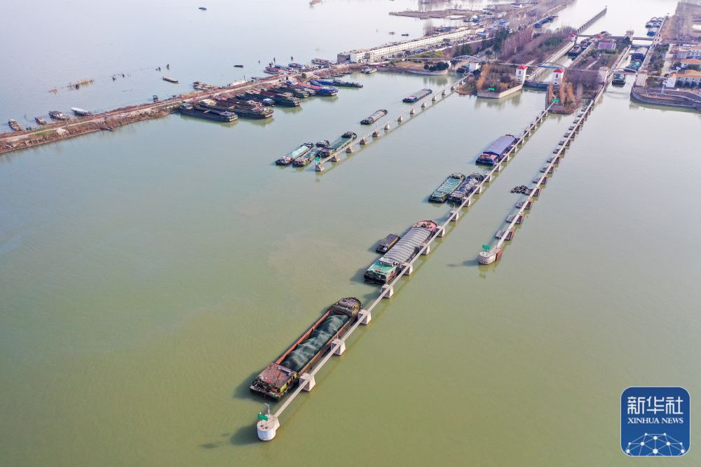 2月14日,货船有序通过位于江苏宿迁的京杭大运河皂河船闸(无人机