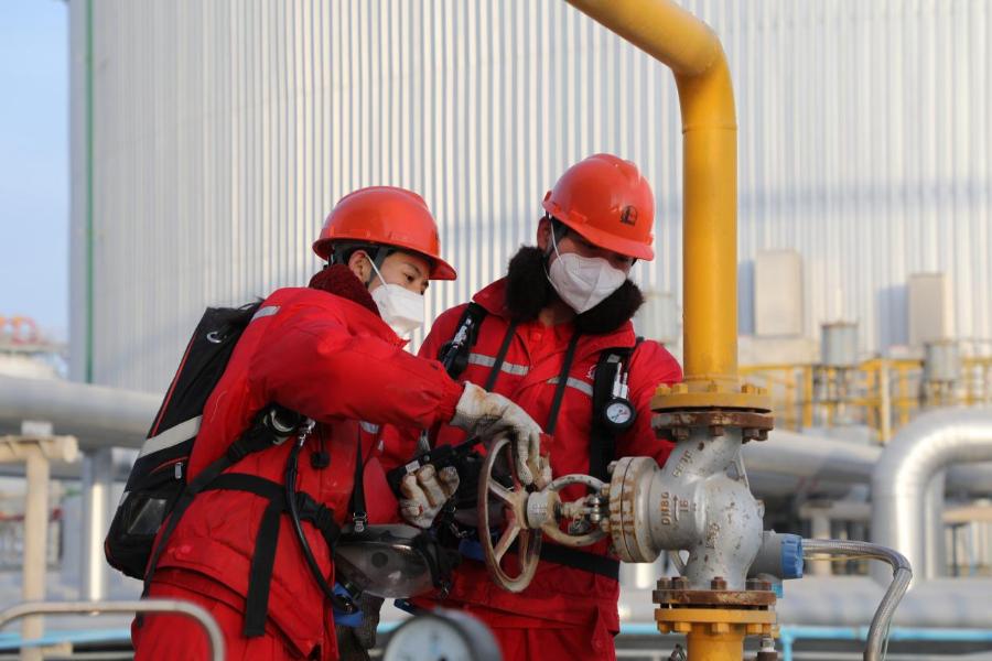 中国石化工人在联合站巡检