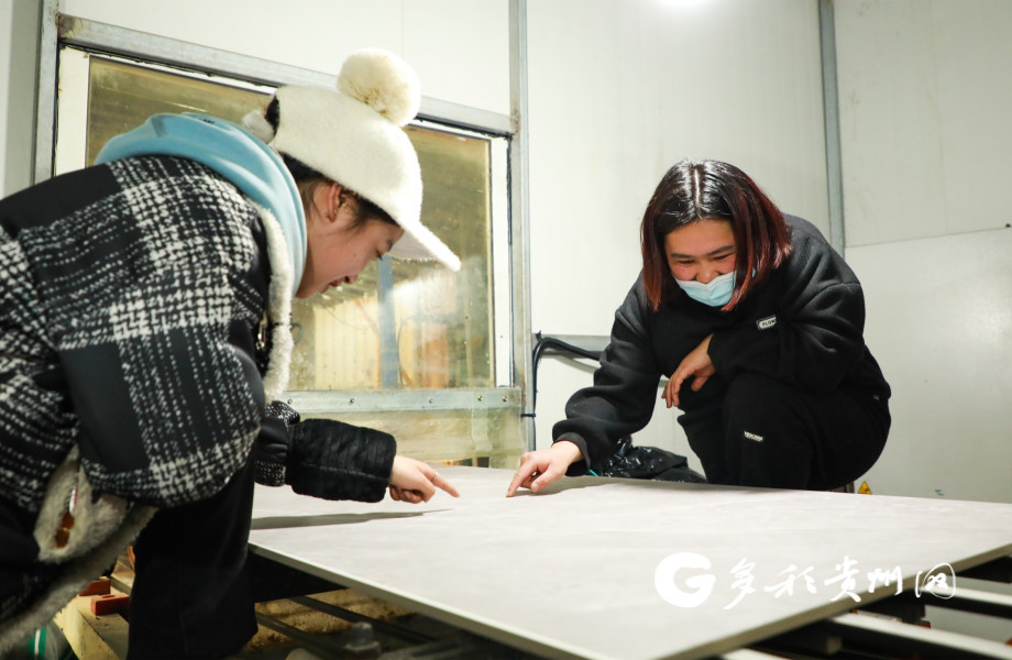 在贵州省海美斯科技有限公司生产工厂，工人在抽样检查瓷砖。周训贵 摄
