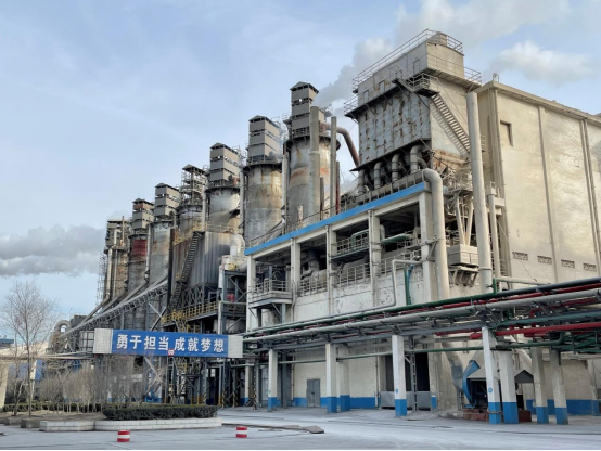 2月14日,山东海化集团纯碱厂石灰窑正在混合煅烧石灰石和焦炭.