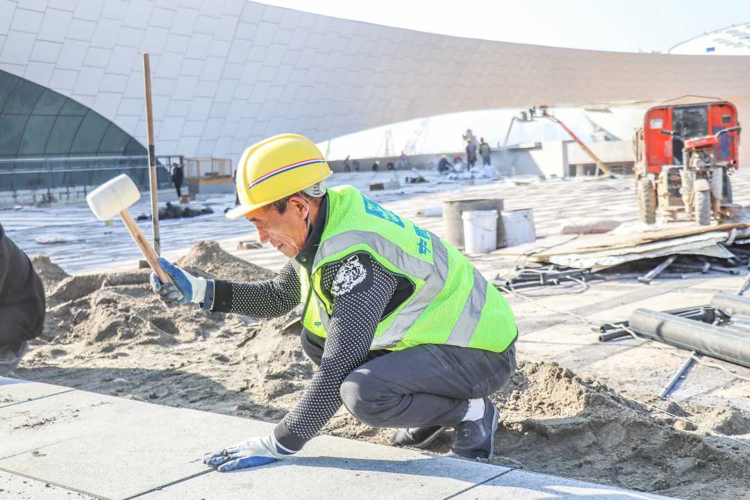 厦门新体育中心施工现场,工人们正在施工.中建四局供图