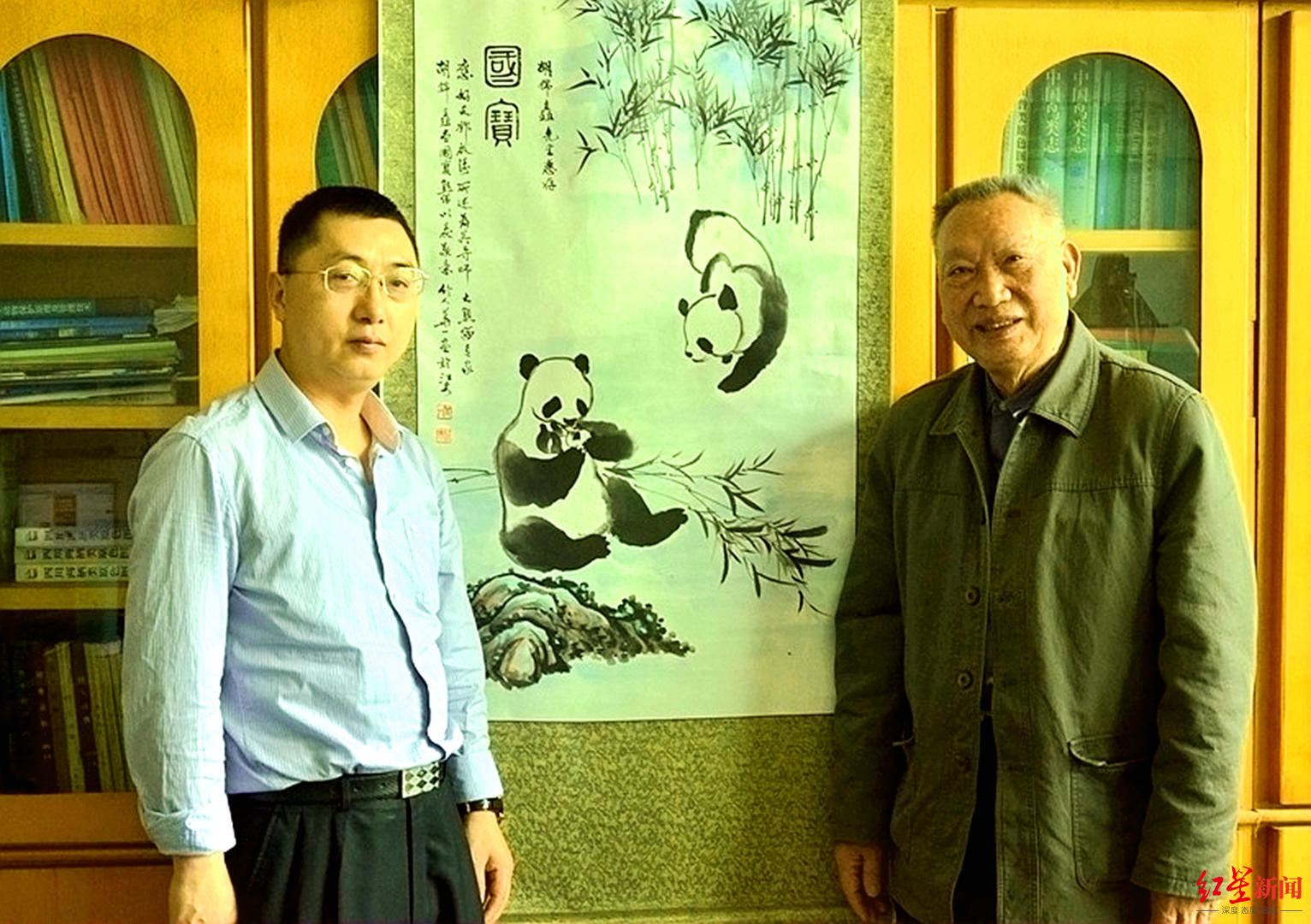 ↑2014年4月，谌利民（左）和恩师胡锦矗合影   