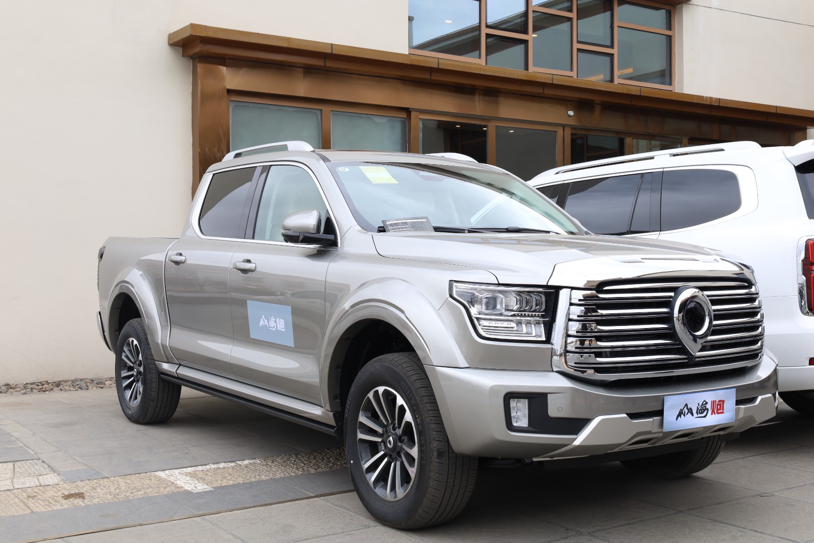 图为大型高性能豪华皮卡山海炮.