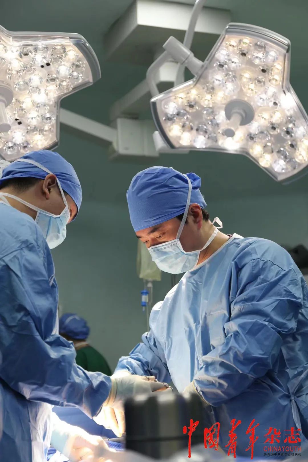 主刀医生张骞举着刚消完毒的双臂走进来.