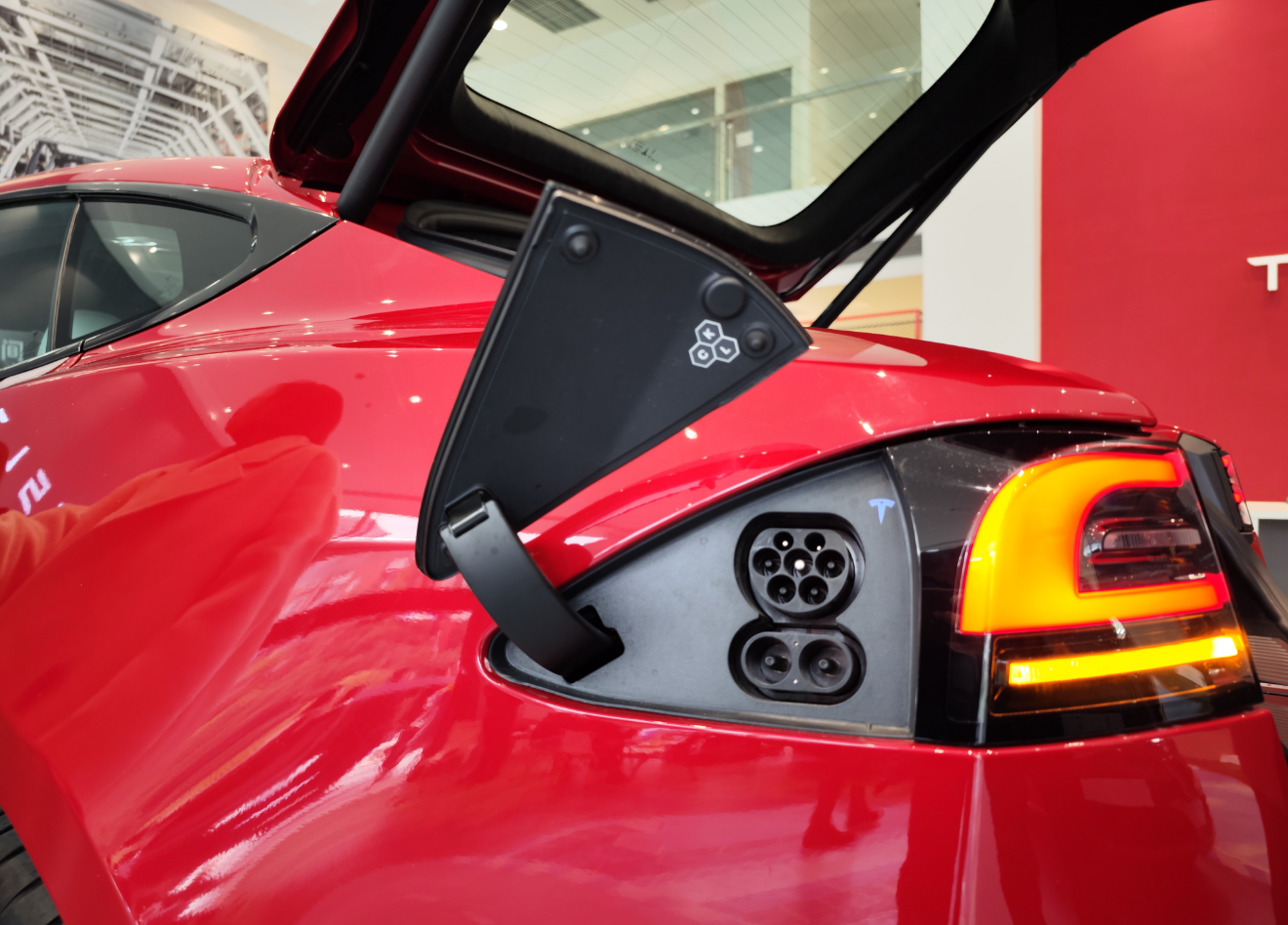 特斯拉model s plaid充电口. 华龙网-新重庆客户端 赵广 摄