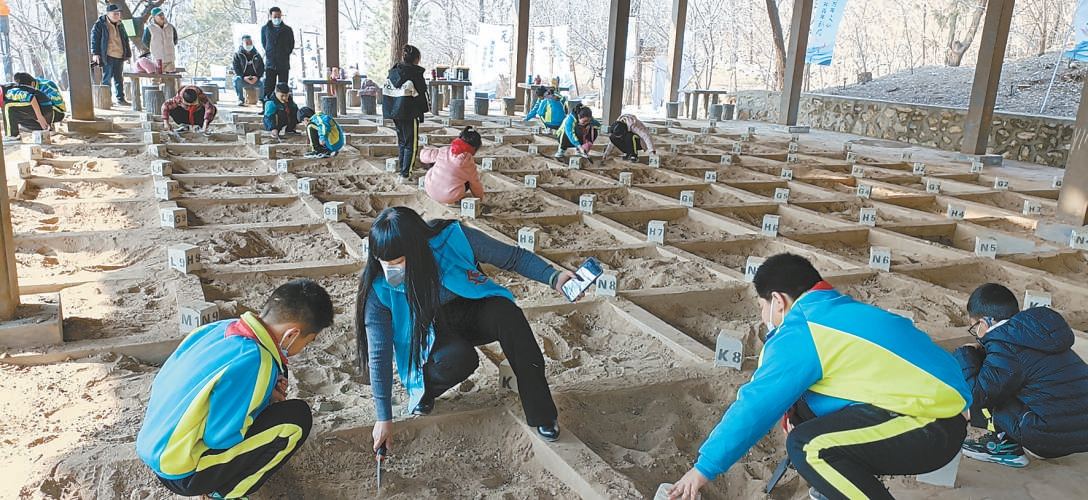 "小小考古学家"活动让孩子乐在其中.周口店北京人遗址管理处供图