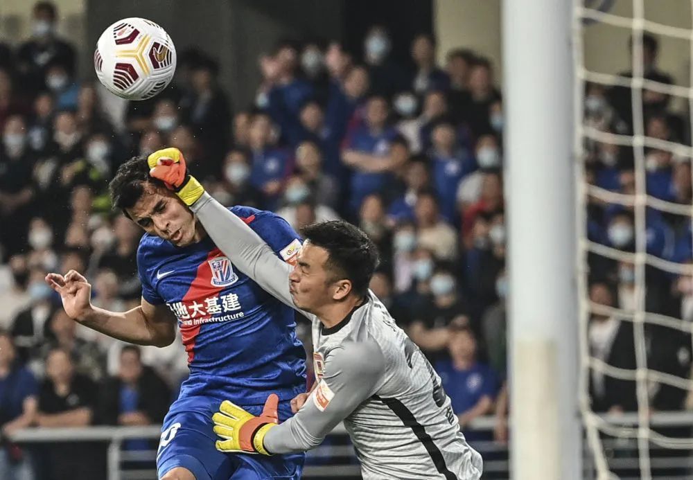 2021年5月17日,长春亚泰队守门员石笑天(右)在比赛中扑救.