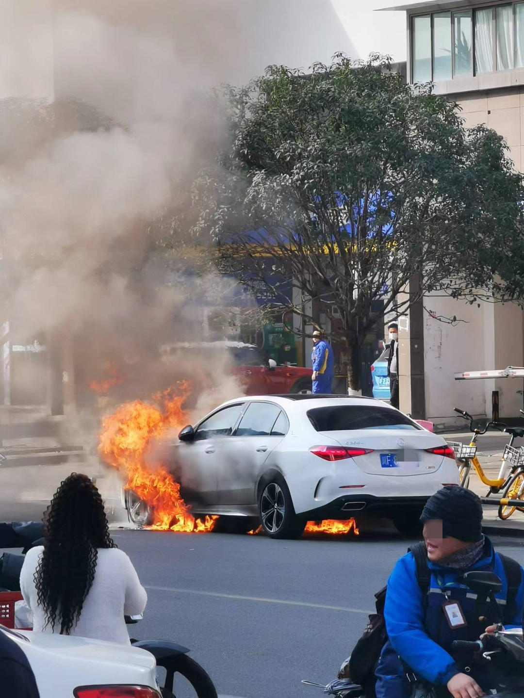 现场：德阳街头奔驰轿车突然起火燃烧消防紧急扑灭幸未造成伤亡，起火原因正调查