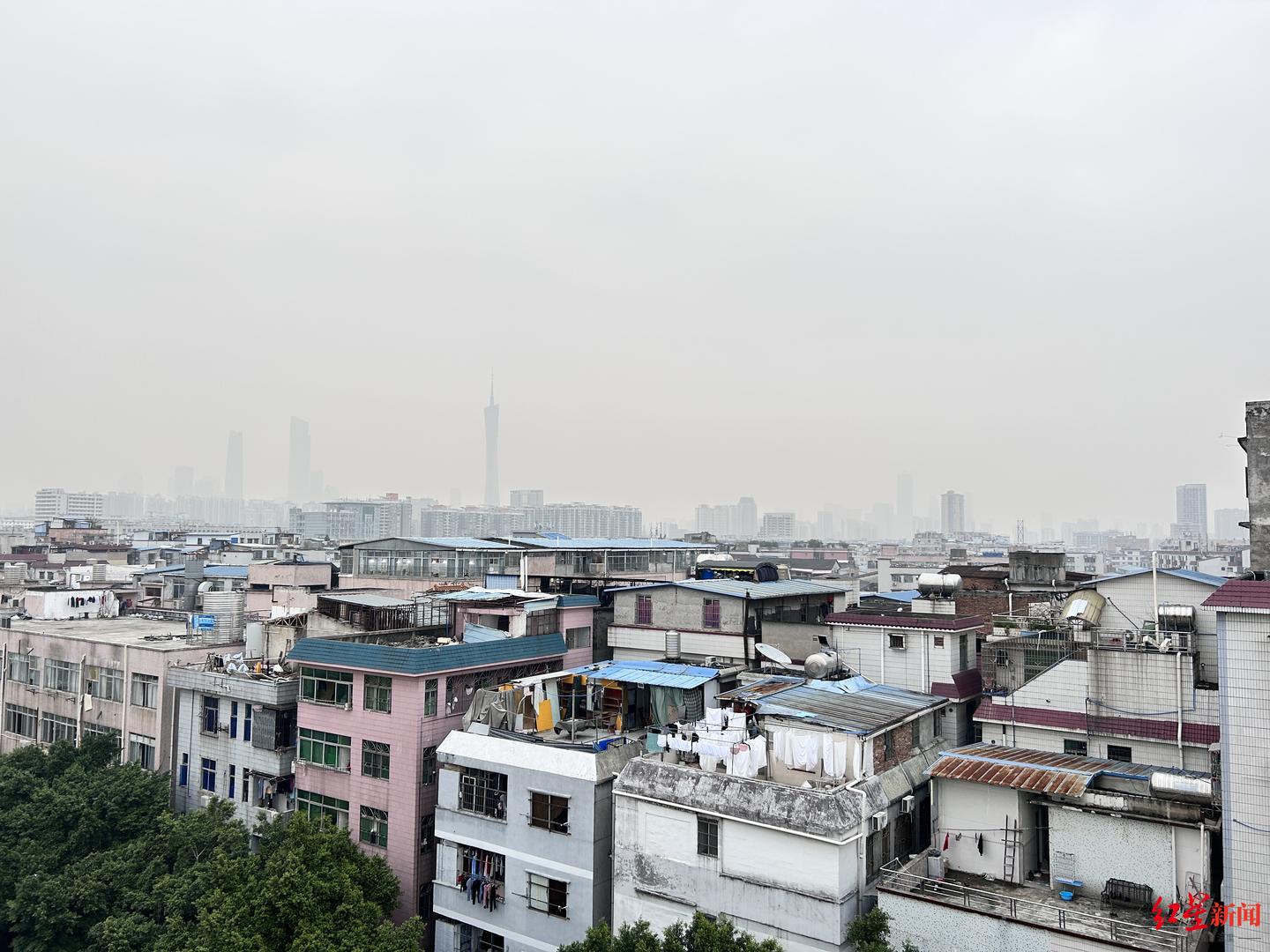 高处俯瞰的康乐村,远处的蓝色铁皮即是加盖的铁皮厂