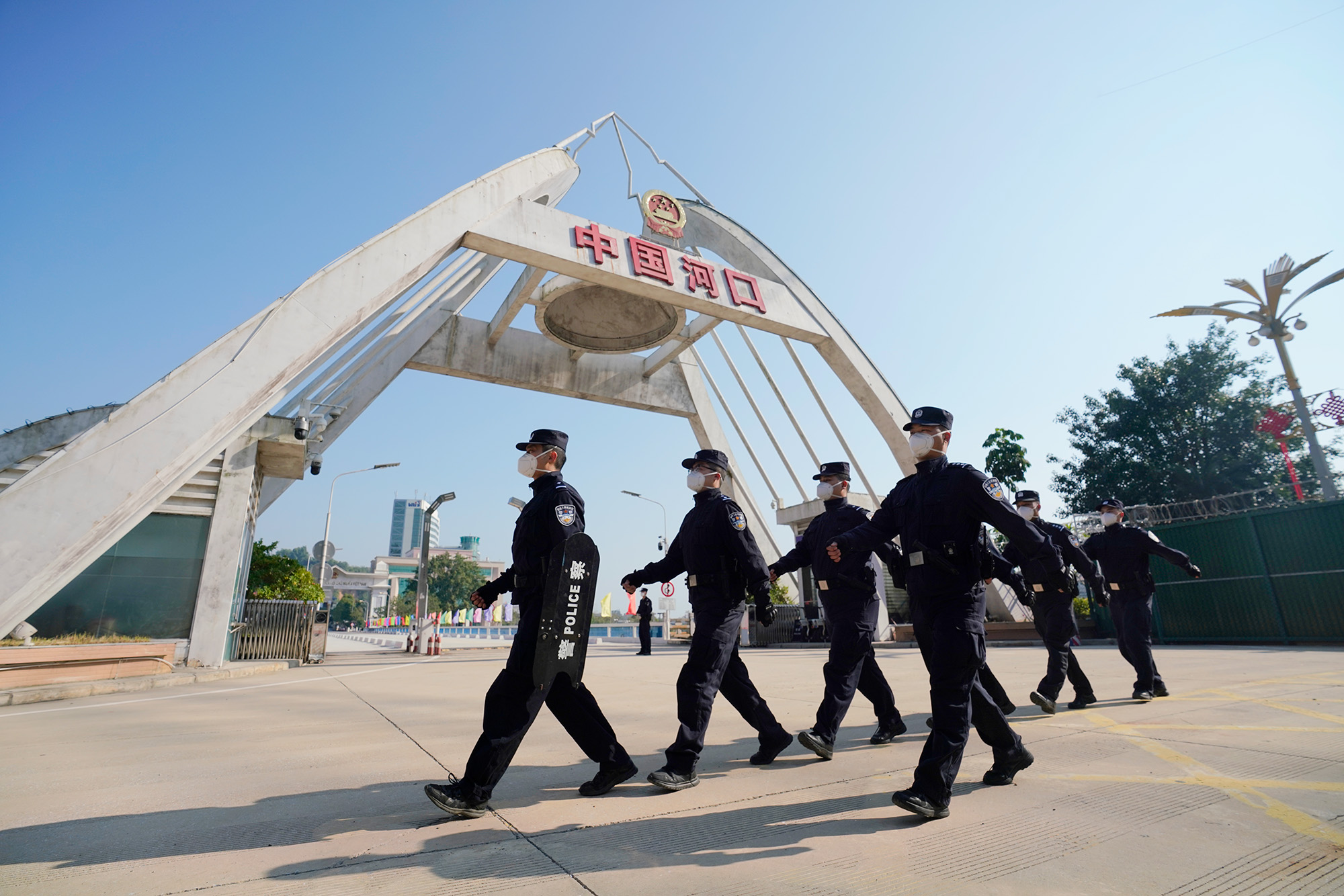 河口口岸恢复通关首月出入境人员突破10万人次|出入境_新浪财经_新浪