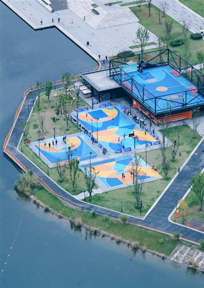 兴隆湖畔的街头篮球场