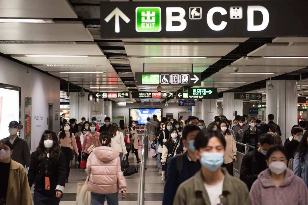 深圳地铁车站内人流涌动.