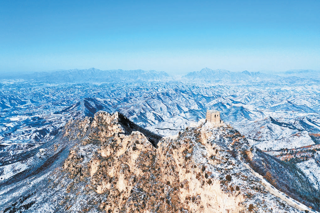 雪后密云古北口镇司马台长城如同一幅壮美画卷.本报特约摄影 吴强摄