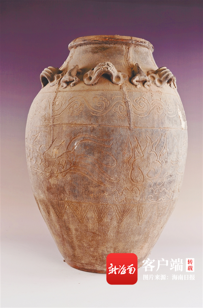 刘亭亭供图陶瓷和黎锦上的蛙纹束颈大罐是海南本地最具特色的陶瓷器之
